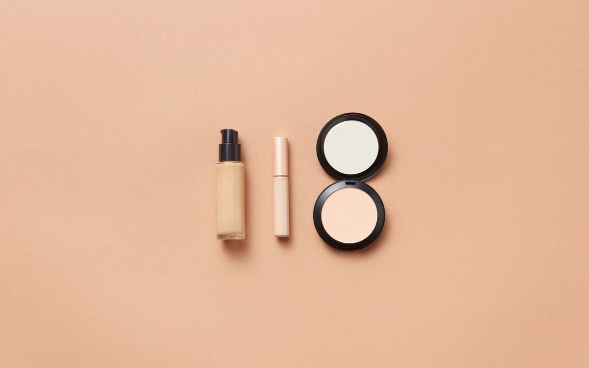 Produtos de beleza organizados sobre uma superfície clara