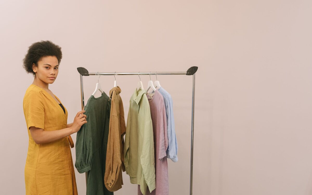 Arara de roupas em uma loja pequena