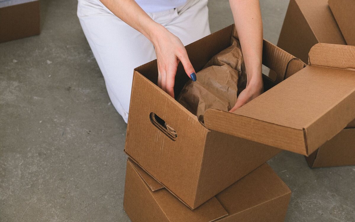 Caixas prontas para envio sobre a balança