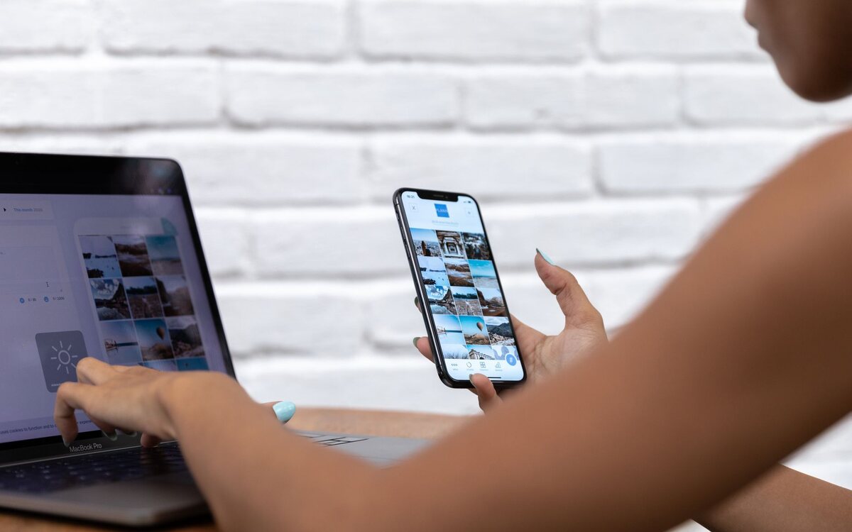 Mulher usando celular e notebook ao mesmo tempo