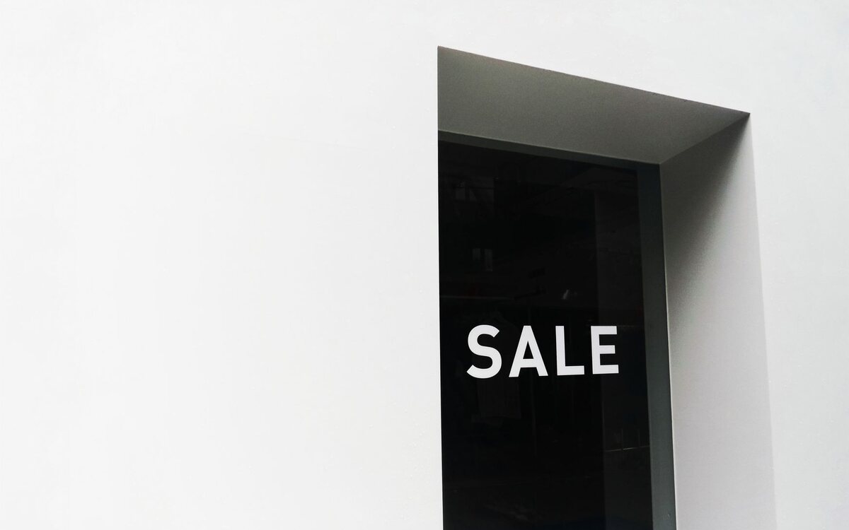 Vitrine com anúncio de promoção