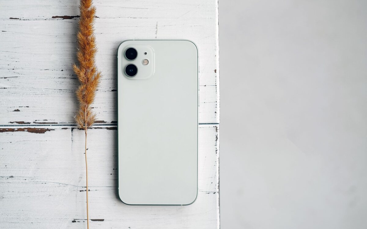 Produto sendo fotografado com o celular sobre a mesa