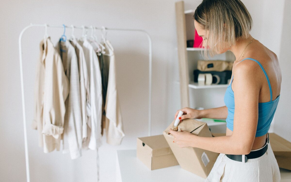 Cliente preparando a devolução de uma encomenda