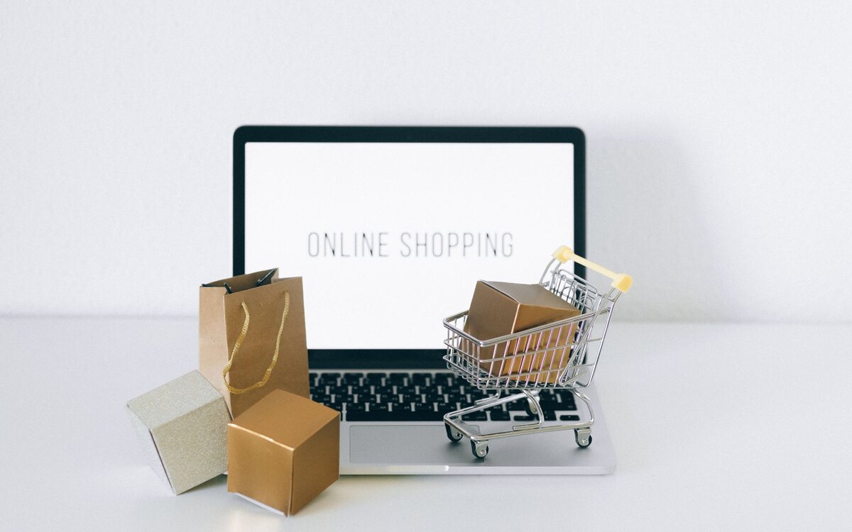 Carrinho de compras ao lado do notebook