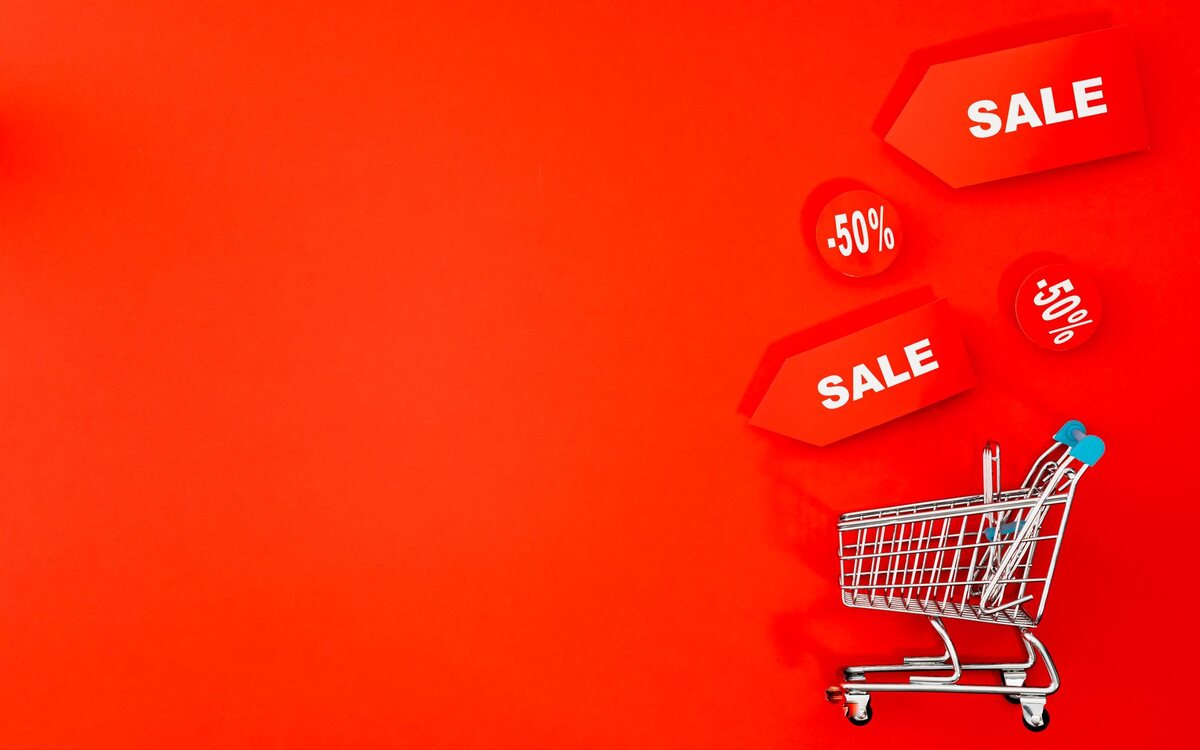 Pessoa comprando pela internet com desconto