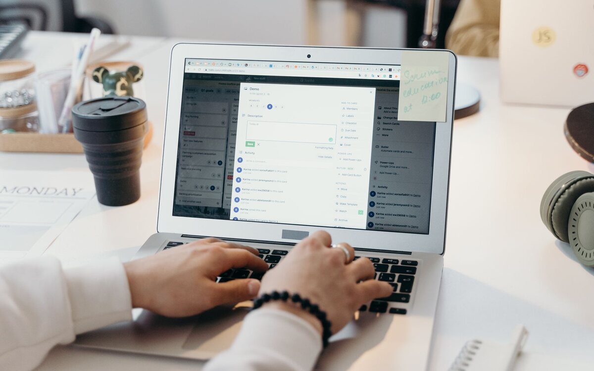 Caixa de e-mail aberta na tela do notebook