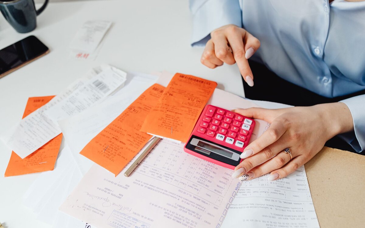 Calculadora e recibos sobre a mesa