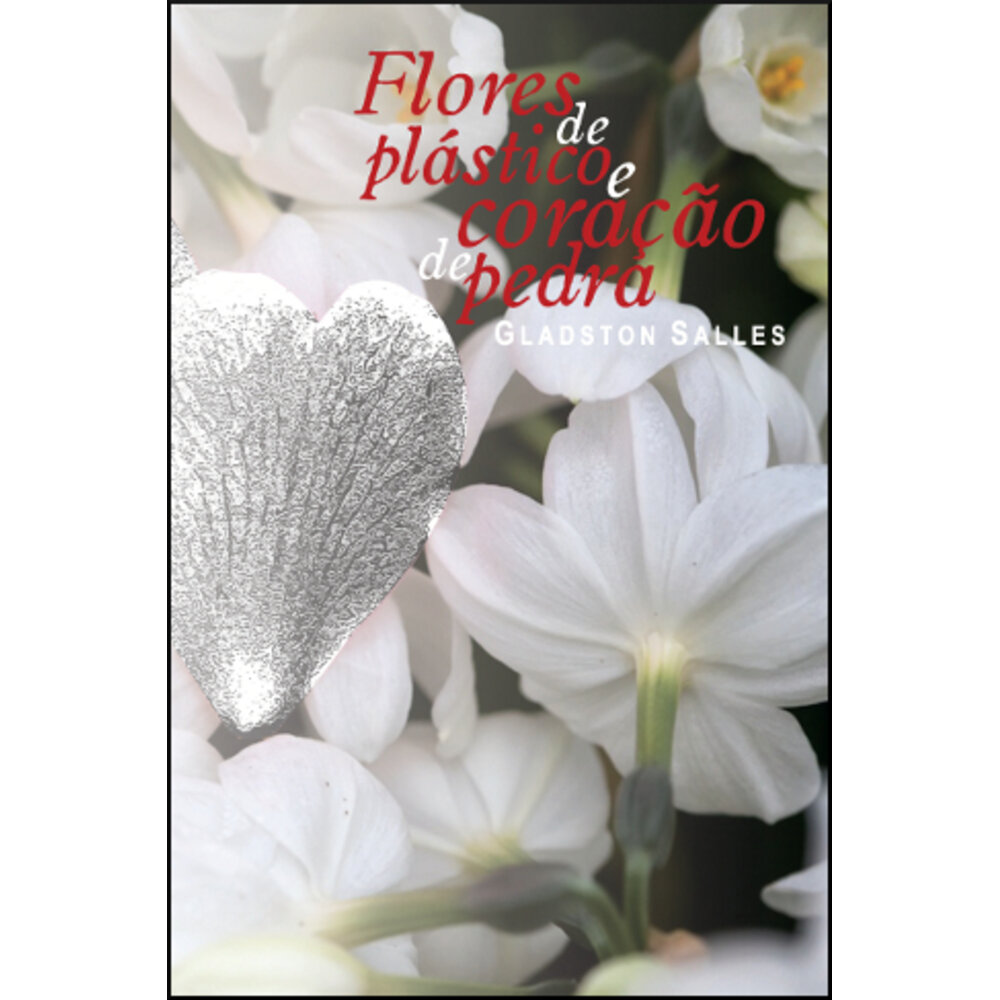 FLORES DE PLÁSTICO E CORAÇÃO DE PEDRA